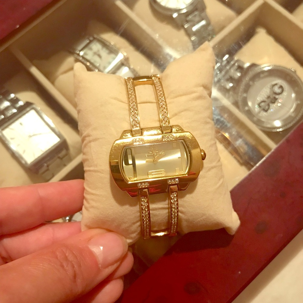 JLO Crystal in yellow gold color setting